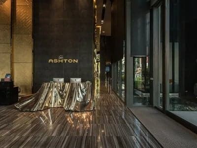 Ashton Silom photo 3