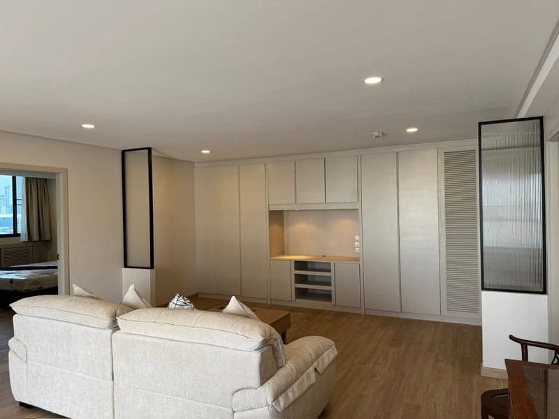 Supalai Place Sukhumvit 39 — Renovated Corner Unit | Unblocked City View | Phrom Phong photo 3