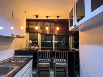 Aspire Sukhumvit 48 — Modern Work-Ready Home | Near BTS Phra Khanong photo 2