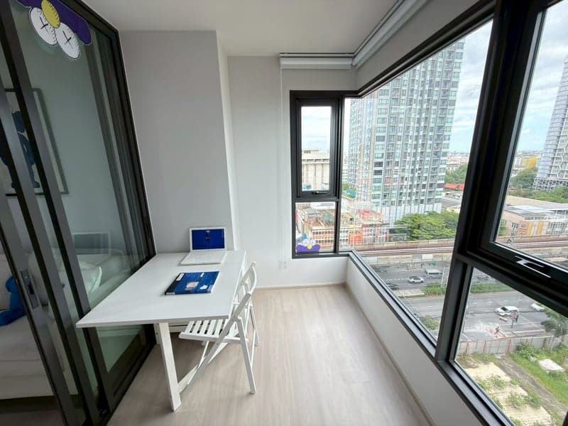 Aspire Onnut Station — Rare 1BR Plus Corner Unit | 200m to BTS | Unblocked View photo 2