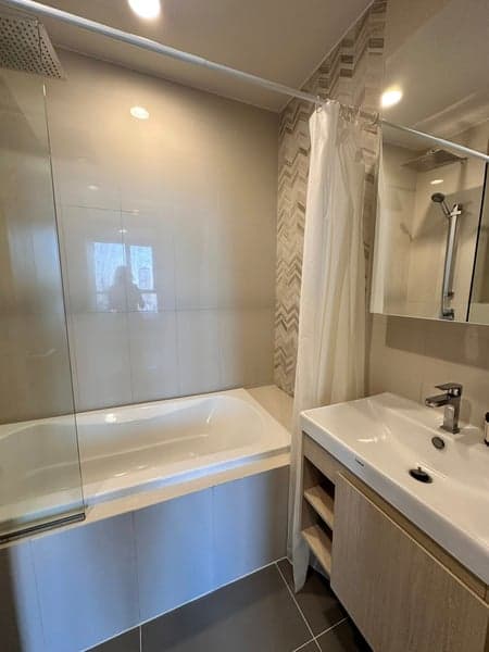 Oka Haus Sukhumvit 36 — Newly Renovated 29th Floor with Bathtub | North View | 5 Mins to BTS Thong Lo photo 4