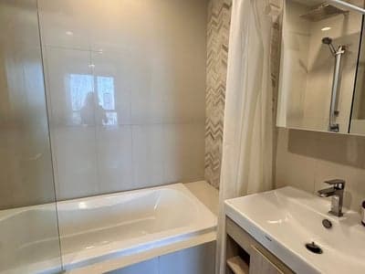 Oka Haus Sukhumvit 36 — Newly Renovated 29th Floor with Bathtub | North View | 5 Mins to BTS Thong Lo photo 4