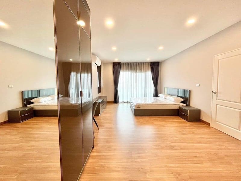Centro Vibhavadi — Corner Detached House | Near Harrow | Spacious Garden photo 3