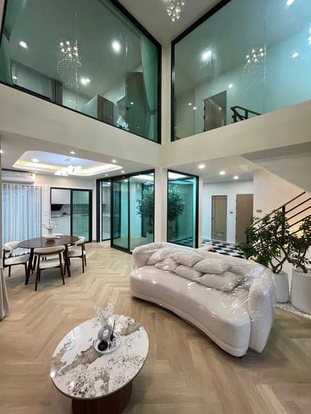 Modern Craftsmanship House — Double Volume Courtyard Living | Nawamin photo 2