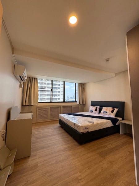 Supalai Place Sukhumvit 39 — Renovated Corner Unit | Unblocked City View | Phrom Phong photo 2