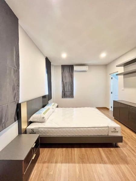 Centro Vibhavadi — Corner Detached House | Near Harrow | Spacious Garden photo 4